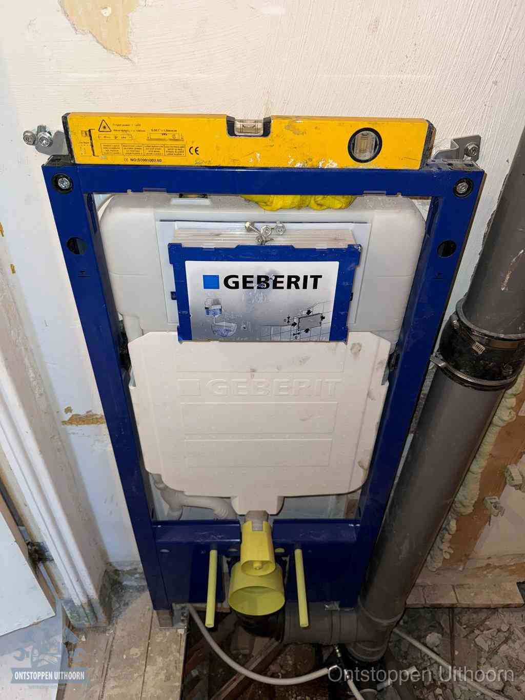 Een Geberit inbouwreservoir met frame voor een hangtoilet tegen de wand, met de afvoerbocht naar de vloer, kenmerkend voor een verstopt hangtoilet in Uithoorn