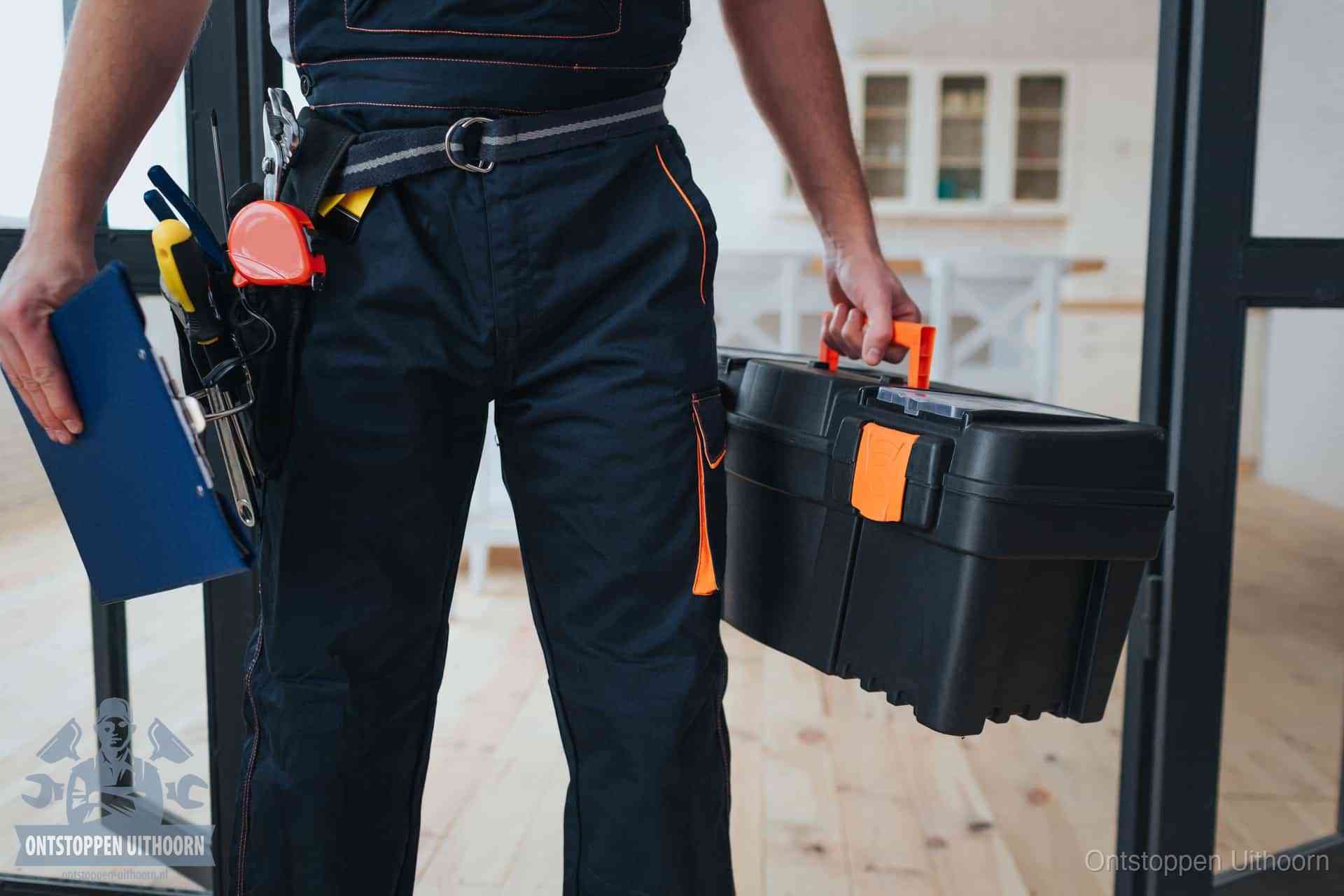 Een monteur met gereedschapsriem en klembord, klaar om een transparante prijs voor het wc ontstoppen in Uithoorn te geven