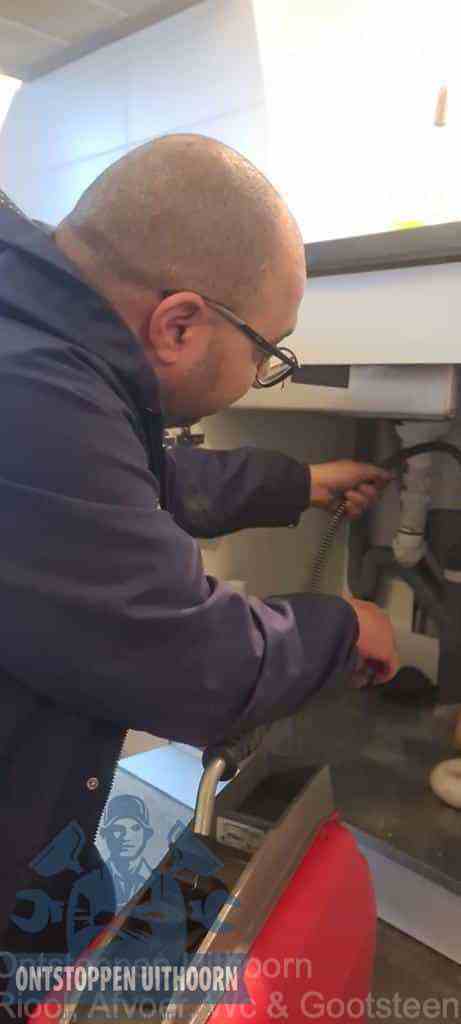 loodgieter-aan-het-werk-in-badkamer