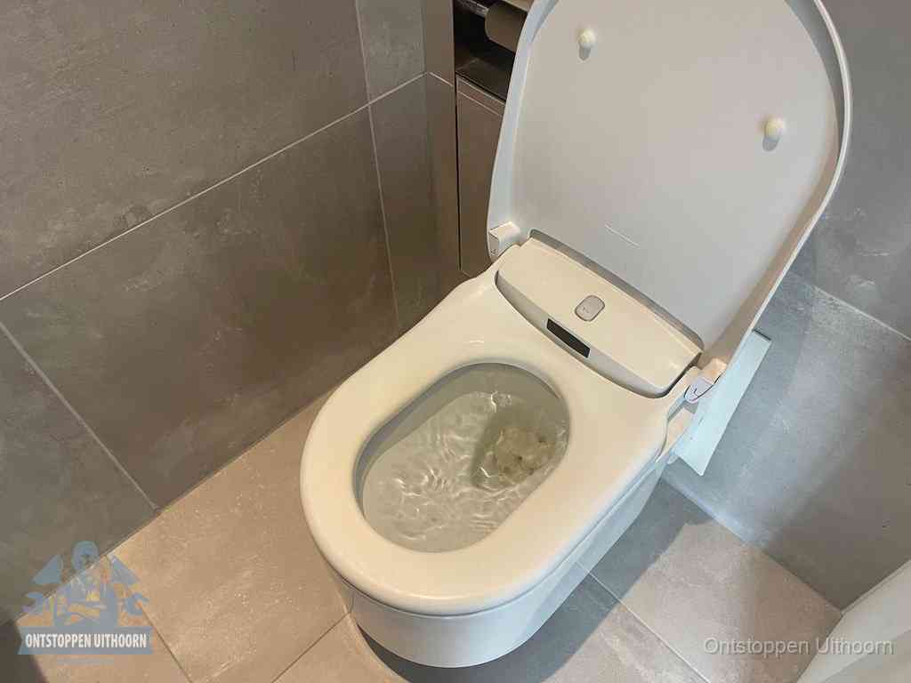 Een toiletpot vol troebel water met drijvend papier en restanten, de meest voorkomende oorzaak van een verstopte wc in Uithoorn