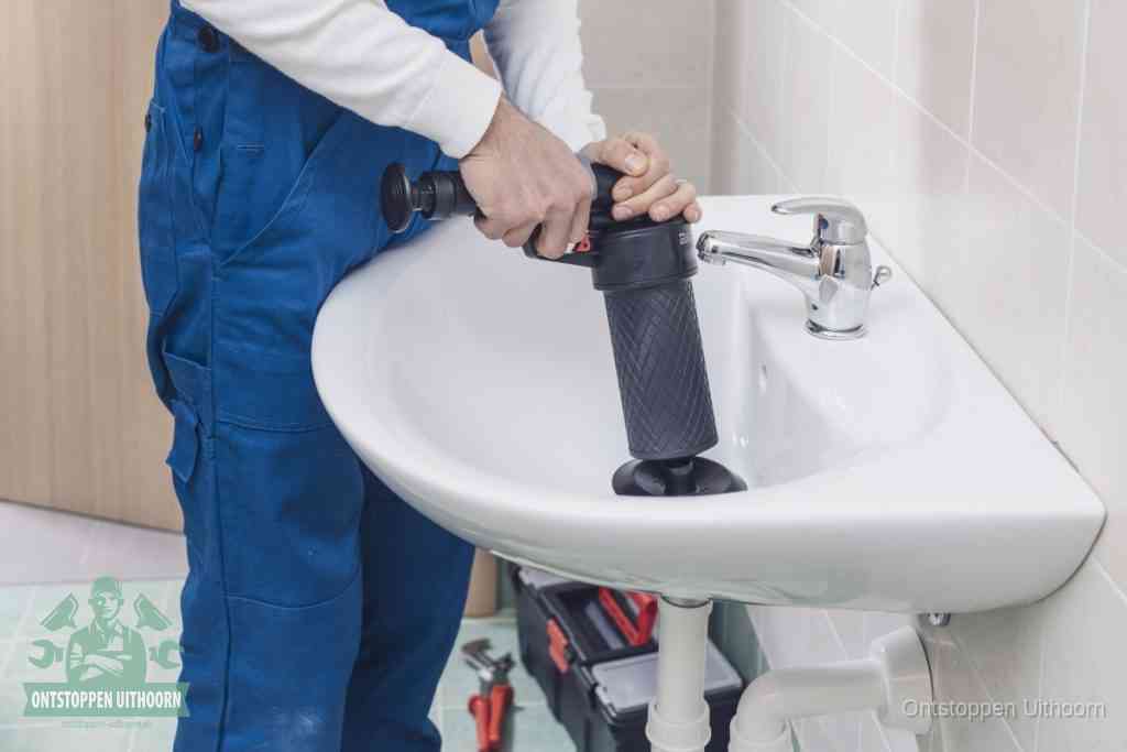 Een te ruwe doe-het-zelf poging met een hand-pomp op de afvoer van een badkamer-wastafel, een van de veelgemaakte fouten bij afvoer ontstoppen in Uithoorn