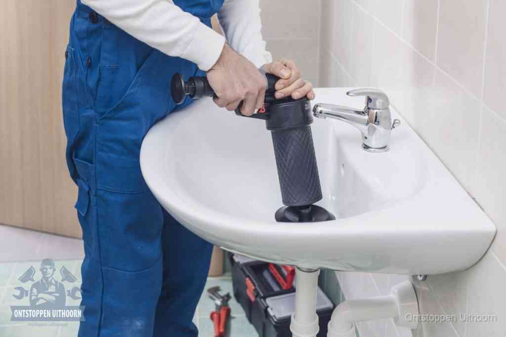 Een te ruwe doe-het-zelf poging met een handmatige perslucht-ontstopper op een sanitair-afvoer, een van de veelgemaakte fouten bij wc ontstoppen in Uithoorn