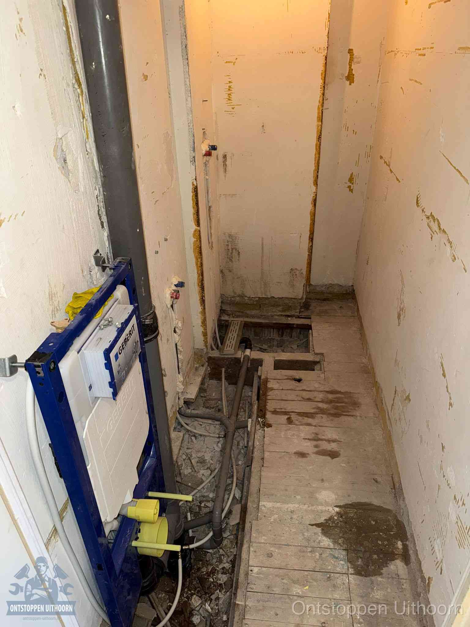 Een opgebroken toiletruimte tijdens renovatie met een Geberit inbouwreservoir en blootliggende oude afvoerleidingen, typisch voor oudere woningen in Uithoorn